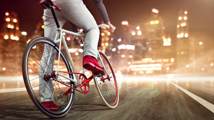 Los-conductores-de-bicicleta-pueden-utilizar-auriculares-mientras-van-conduciendo