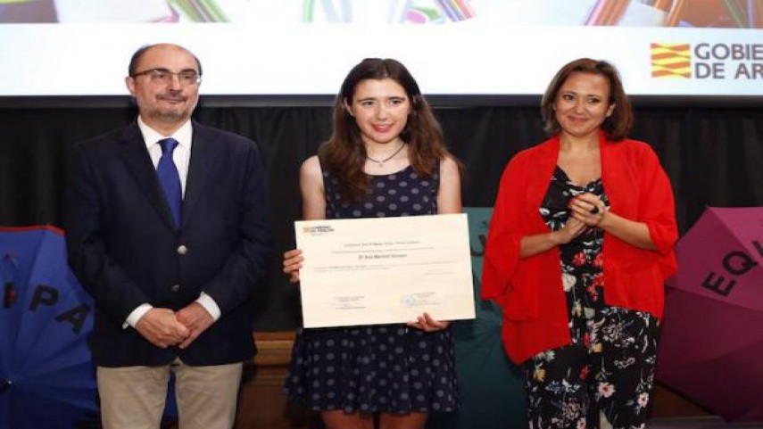 Ana-Monfort-recibe-el-premio-Educacion-y-Deporte