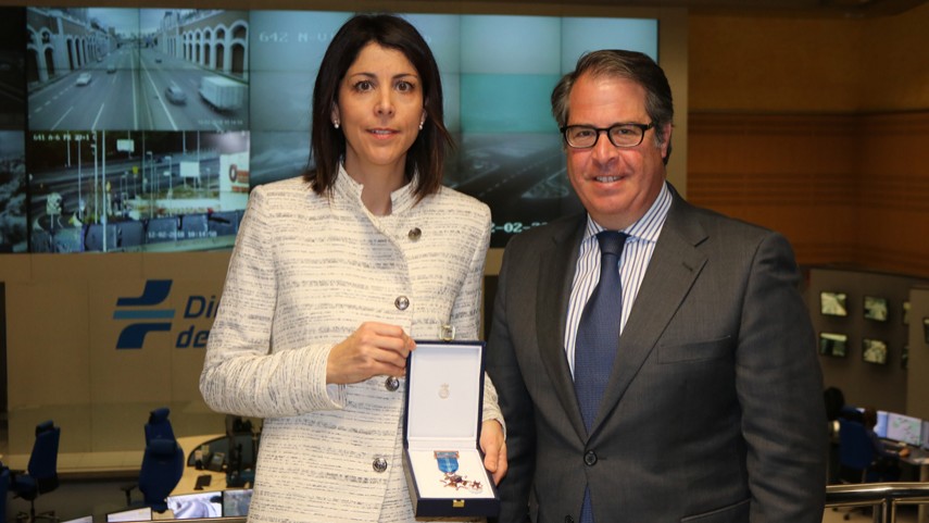 Anna-Gonzalez-recibe-la-Medalla-al-Merito-de-la-Seguridad-Vial