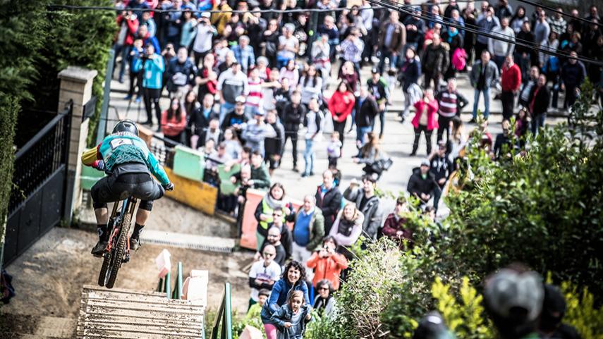 Iraitz-Etxebarria-y-Andrea-Farias-ganadores-Bilbao-Downhill-2018