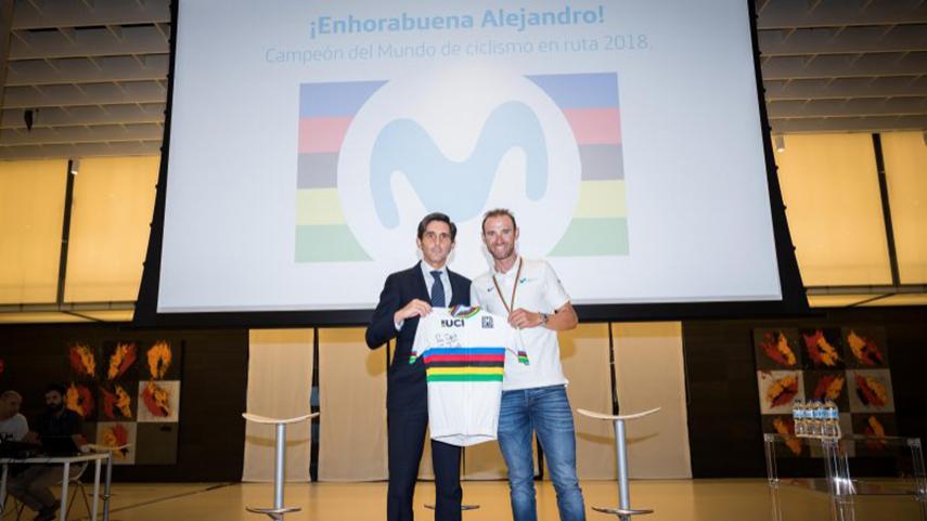 Valverde-ya-luce-el-maillot-arcoiris-en-Espana