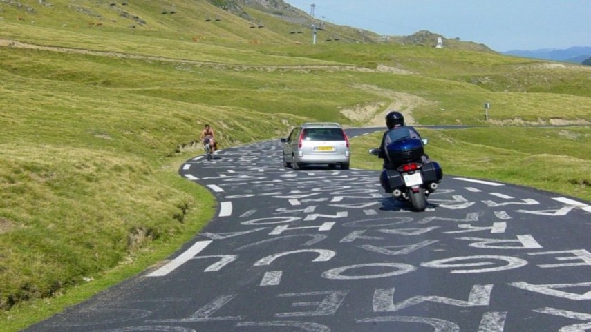 circular-sobre-pintadas-en-las-carreteras