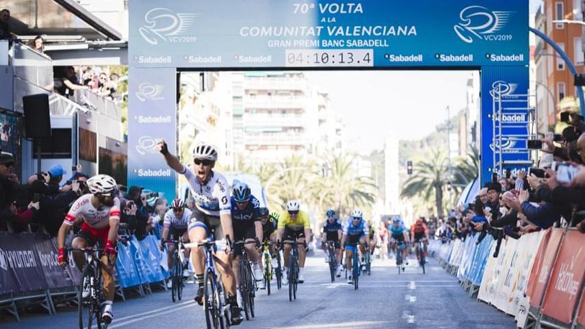Matteo-Trentin-gana-la-segunda-etapa-de-la-70-VCV-Gran-Premi-Banc-Sabadell