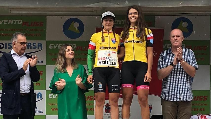 JIMENA-DE-ROA-Y-CARLA-FERNANDEZ-VENCEDORAS-DEL-TROFEO-LIBERBANK