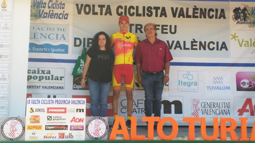 Carlos-Rodriguez-se-exhibe-ante-el-peloton-elite-Sub23-en-la-3-etapa-de-la-Volta-Valencia