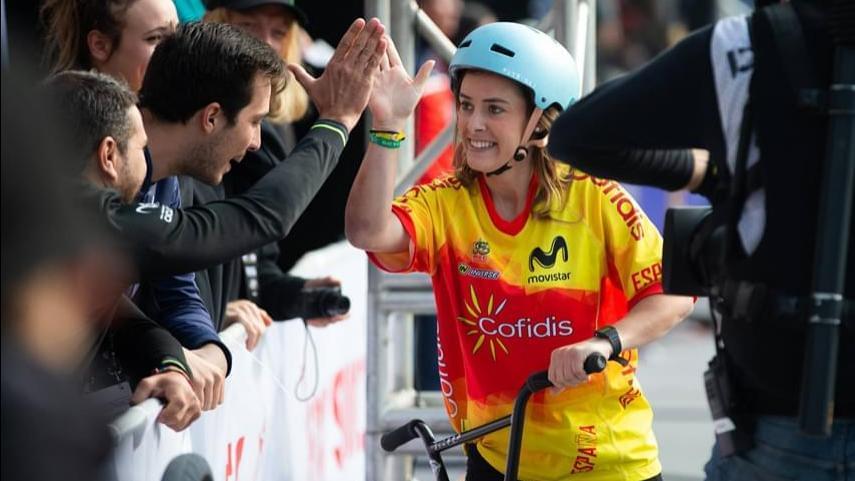 Teresa-Fernandez-Miranda-acaricia-el-podio-en-el-Europeo-de-BMX-Freestyle-2019