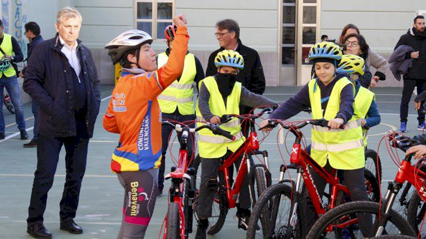 El-ciclismo-y-la-movilidad-sostenible-entran-en-las-aulas-valencianas