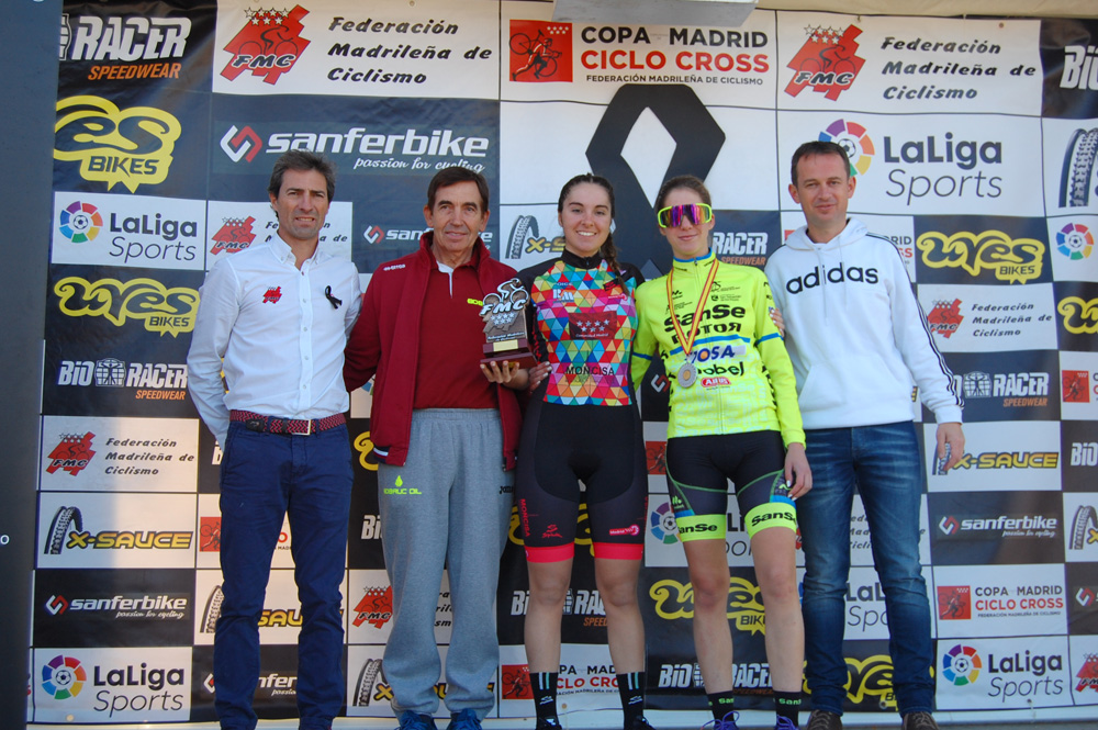 Ruth Moll y Carlos Hernández, campeones absolutos de Madrid de ciclocross en Aldea del Fresno