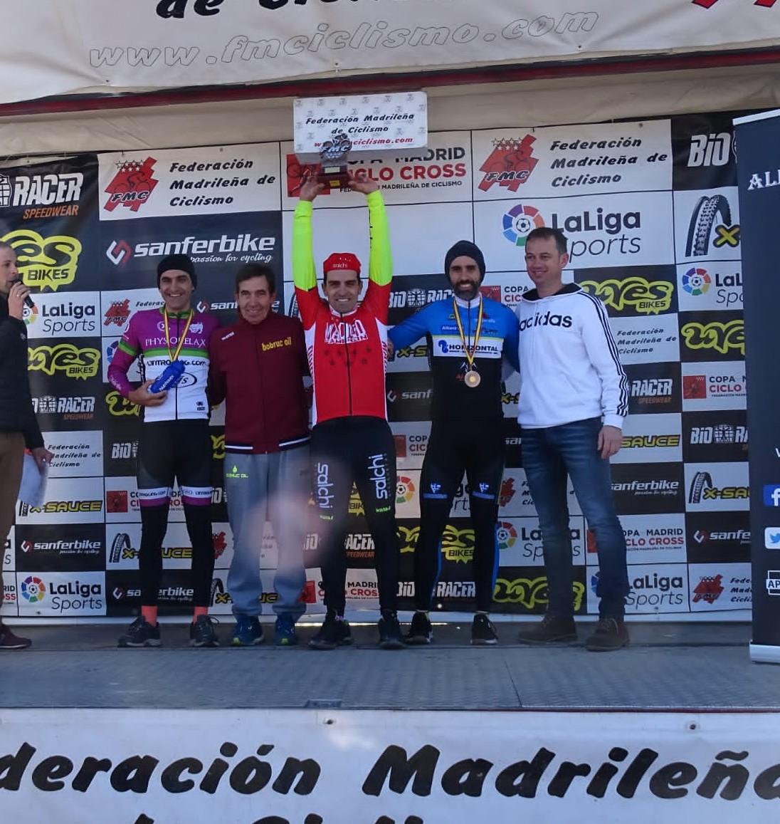 Ruth Moll y Carlos Hernández, campeones absolutos de Madrid de ciclocross en Aldea del Fresno