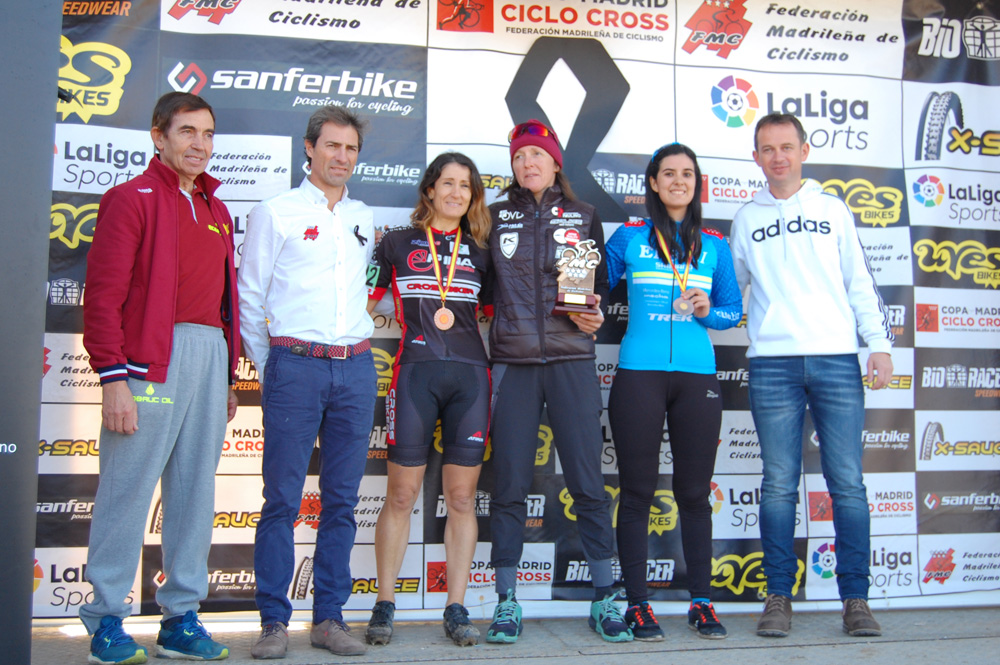 Ruth Moll y Carlos Hernández, campeones absolutos de Madrid de ciclocross en Aldea del Fresno