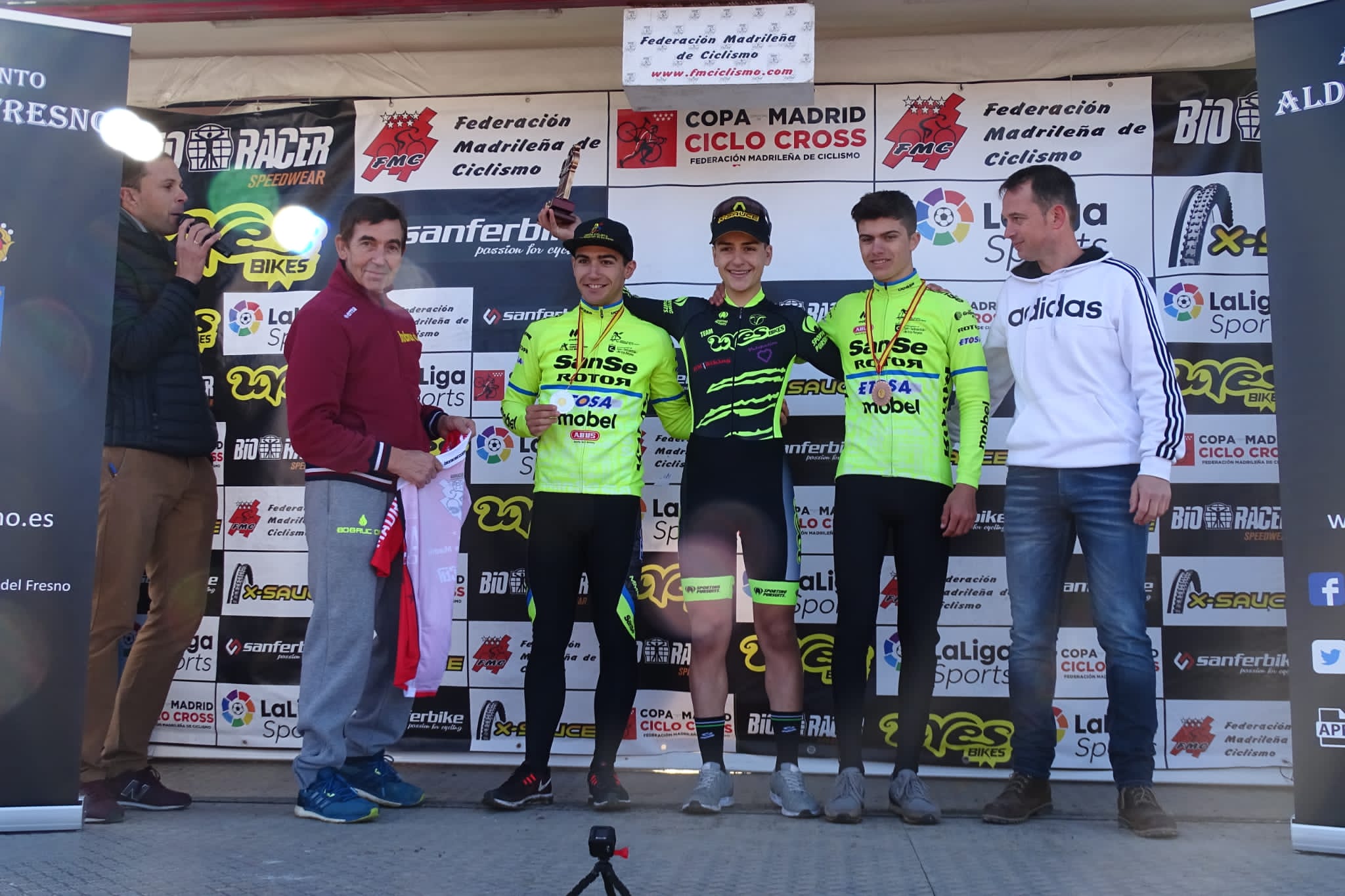 Ruth Moll y Carlos Hernández, campeones absolutos de Madrid de ciclocross en Aldea del Fresno