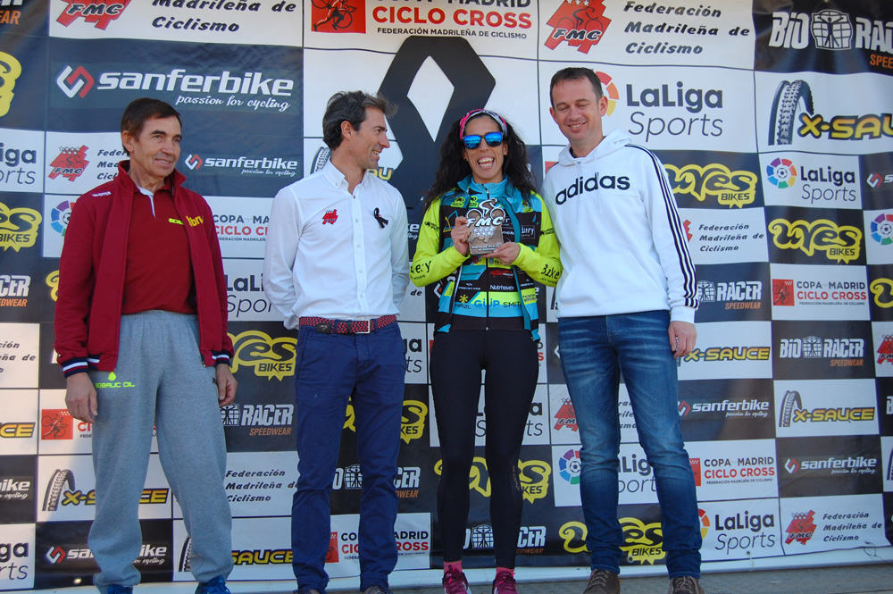 Ruth Moll y Carlos Hernández, campeones absolutos de Madrid de ciclocross en Aldea del Fresno