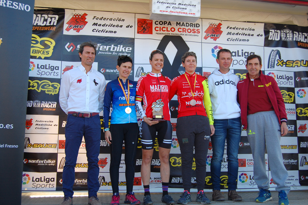 Ruth Moll y Carlos Hernández, campeones absolutos de Madrid de ciclocross en Aldea del Fresno