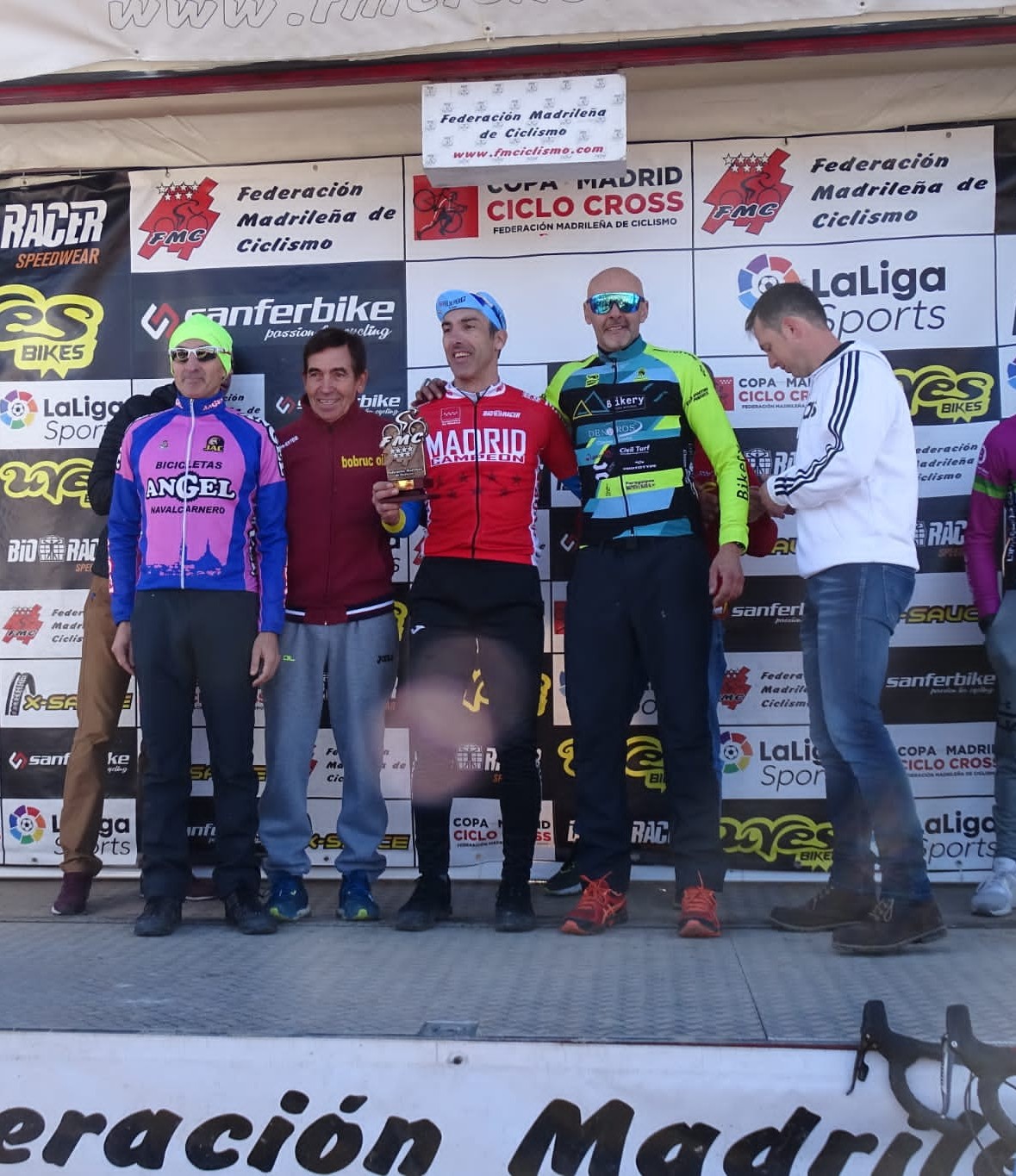 Ruth Moll y Carlos Hernández, campeones absolutos de Madrid de ciclocross en Aldea del Fresno