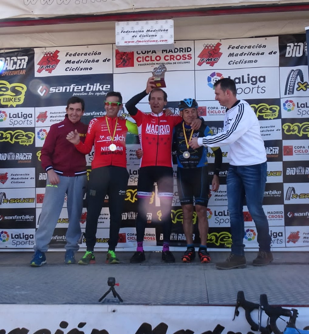 Ruth Moll y Carlos Hernández, campeones absolutos de Madrid de ciclocross en Aldea del Fresno