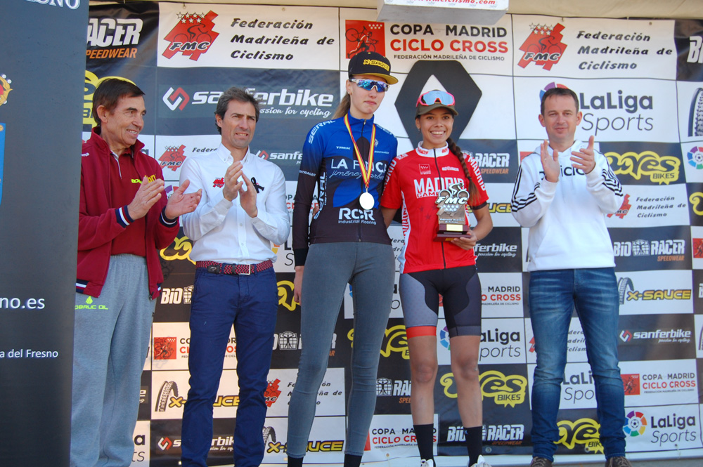Ruth Moll y Carlos Hernández, campeones absolutos de Madrid de ciclocross en Aldea del Fresno