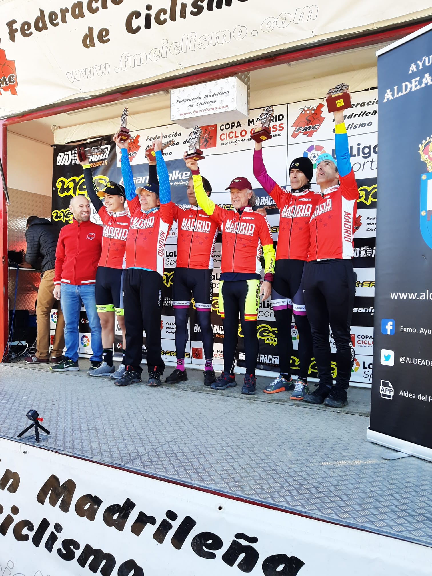 Ruth Moll y Carlos Hernández, campeones absolutos de Madrid de ciclocross en Aldea del Fresno