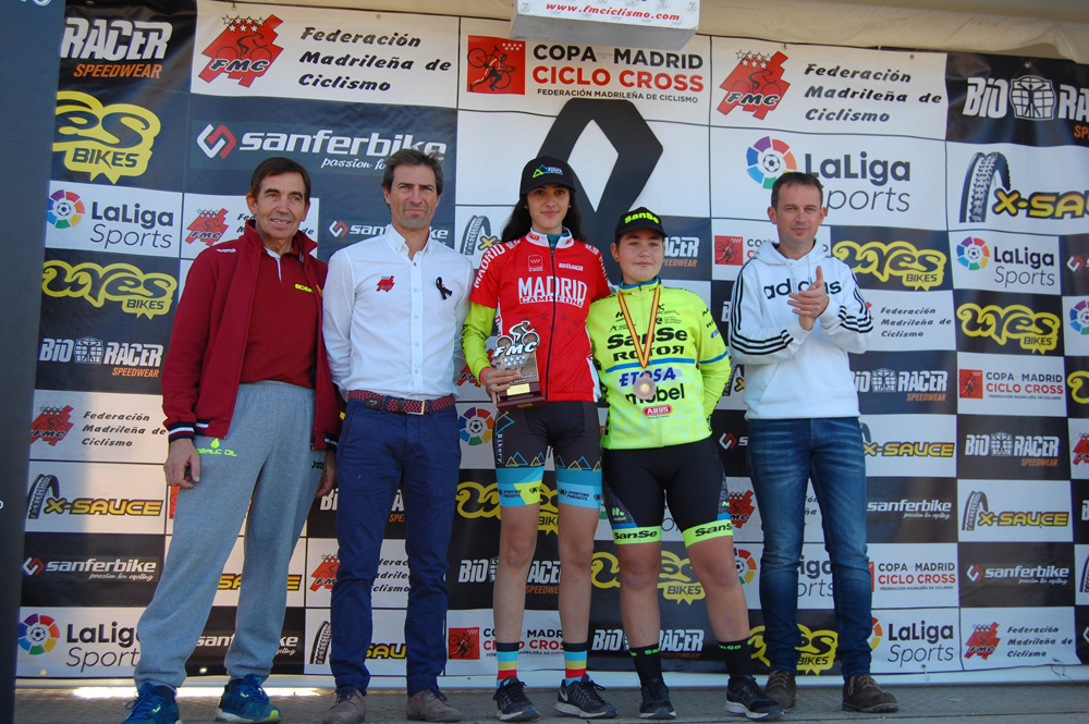 Ruth Moll y Carlos Hernández, campeones absolutos de Madrid de ciclocross en Aldea del Fresno