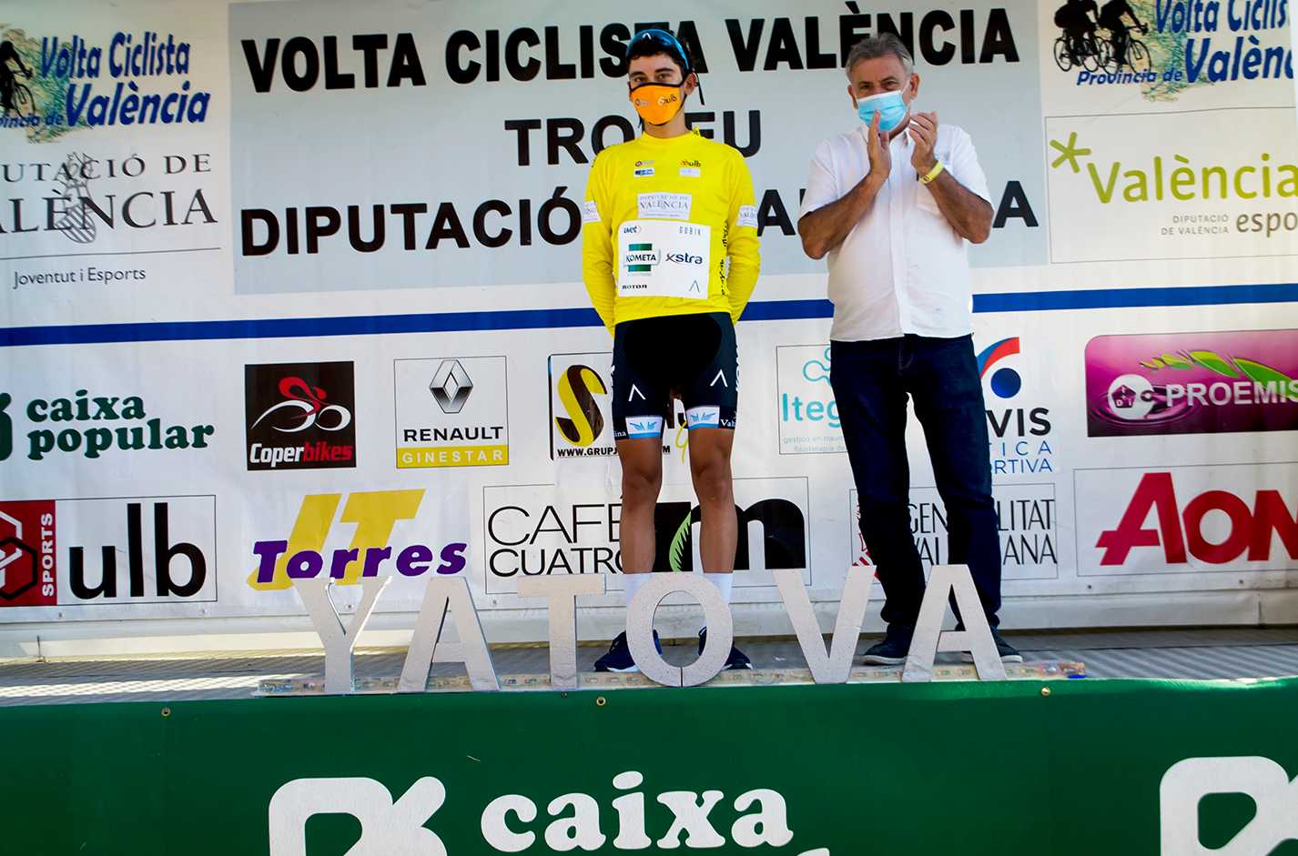 Álex Martín, primer líder de la Volta a Valencia tras ganar en solitario en Yátova