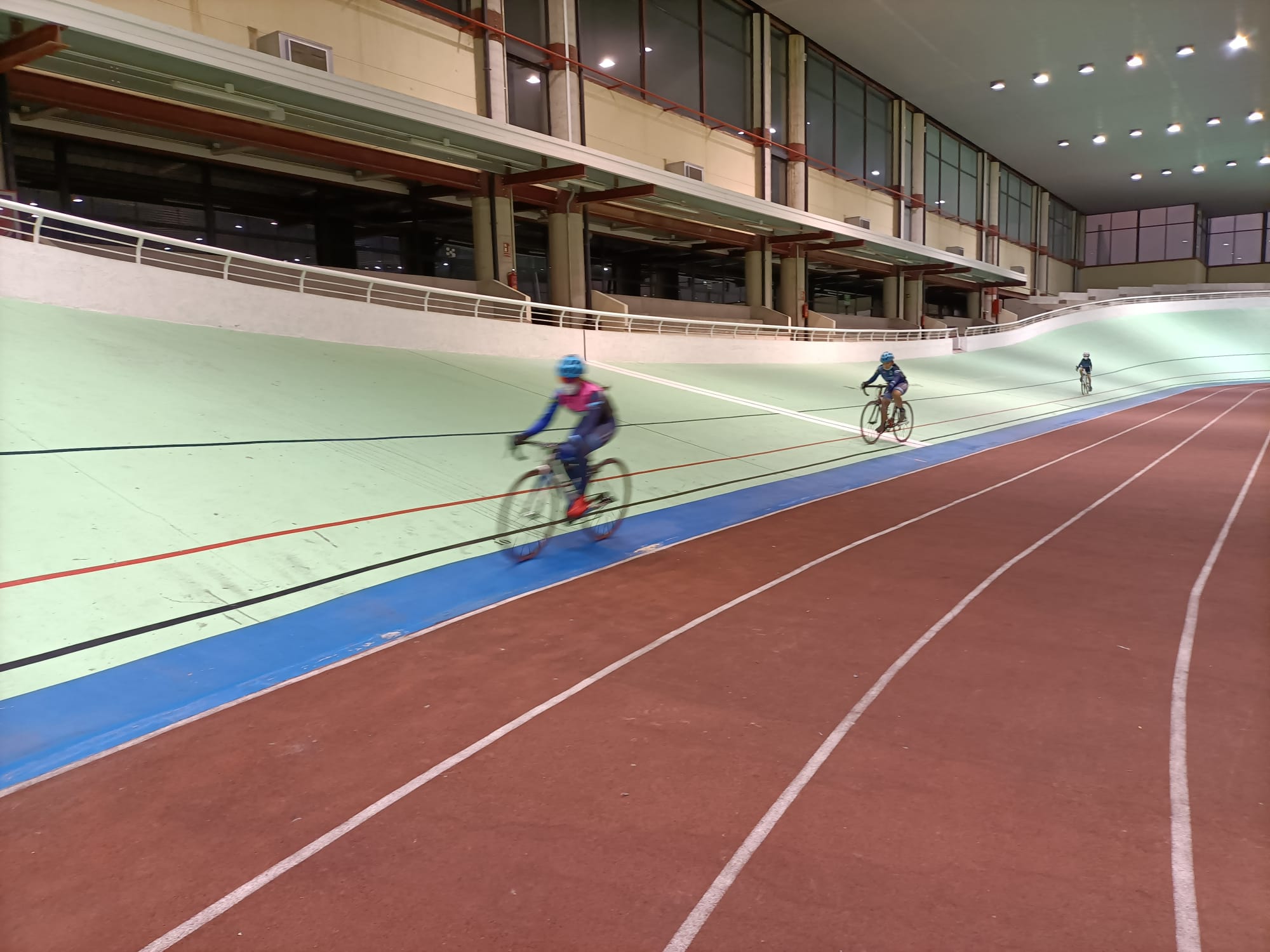 La EC Rodríguez Magro y la UC Fuenlabrada, prueban la pista en Galapagar