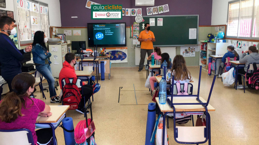 Aula-Ciclista-FCCV-visita-el-CEIP-Luis-Vives