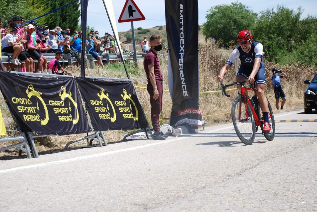 Óscar González y Sergio Lorenzo levantaron los brazos en el homenaje en Corpa a Antonio Suárez