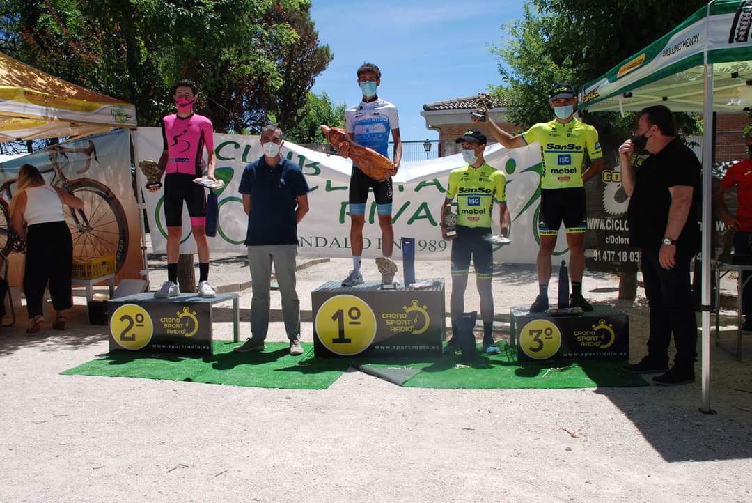 Óscar González y Sergio Lorenzo levantaron los brazos en el homenaje en Corpa a Antonio Suárez