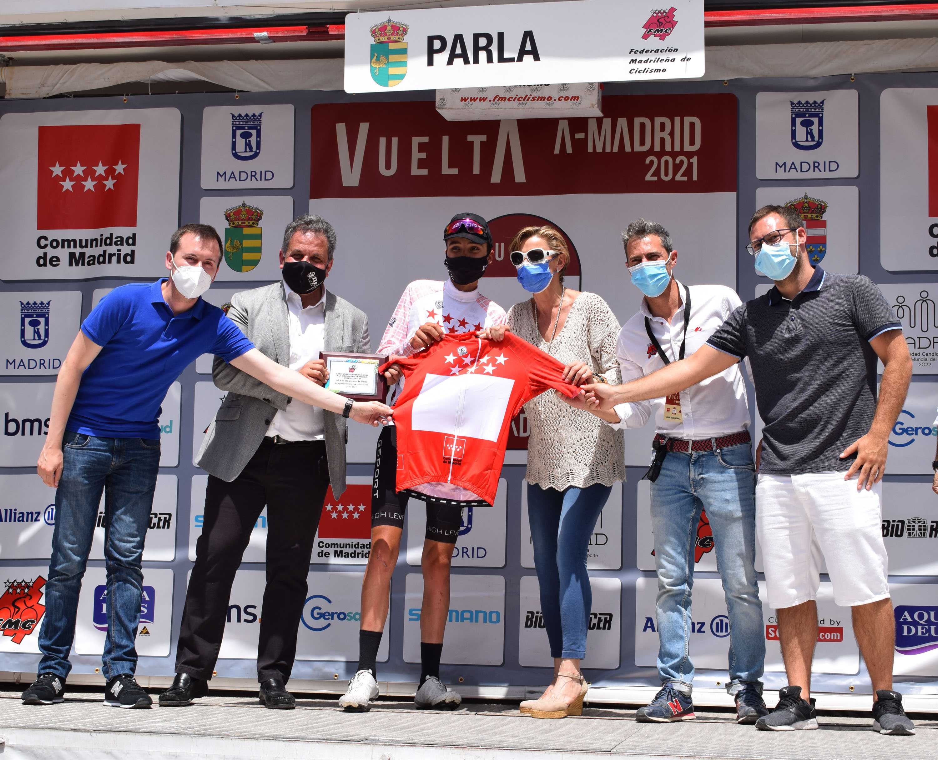 Sprint victorioso para Arturo Cantera (Escribano), con Xabier Isasa (Laboral Kutxa) manteniendo el rojo
