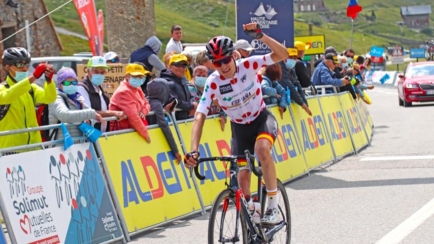 Carlos-Rodriguez-acaricia-el-amarillo-tras-vencer-y-exhibirse-en-la-etapa-final-del-Tour-del-Porvenir