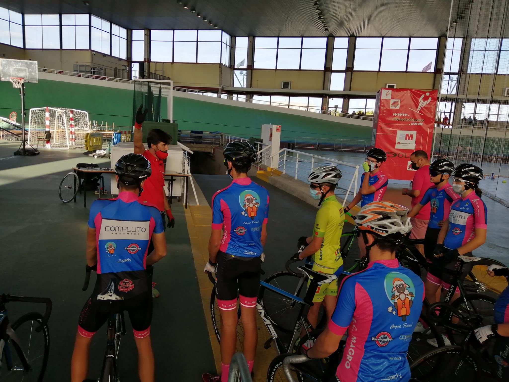 La Escuela Ciclista Rodríguez Magro acudió a Galapagar para probarse con el ciclismo en pista