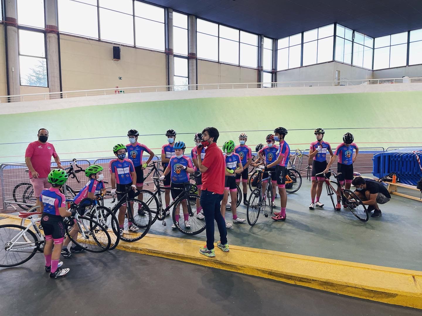 La Escuela Ciclista Rodríguez Magro acudió a Galapagar para probarse con el ciclismo en pista