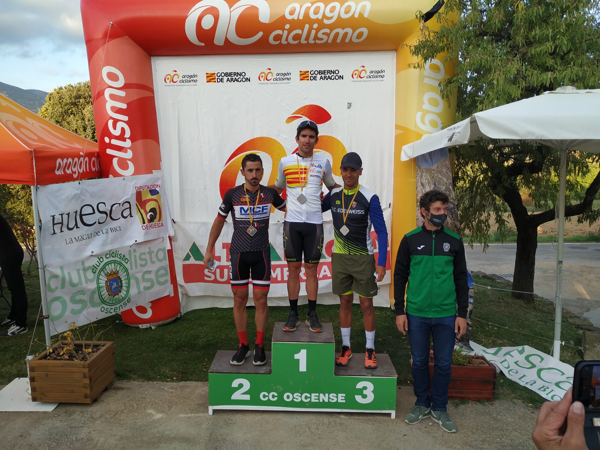 Gran jornada de ciclismo la vivida con la celebración de los Campeonatos de Aragón Ruta