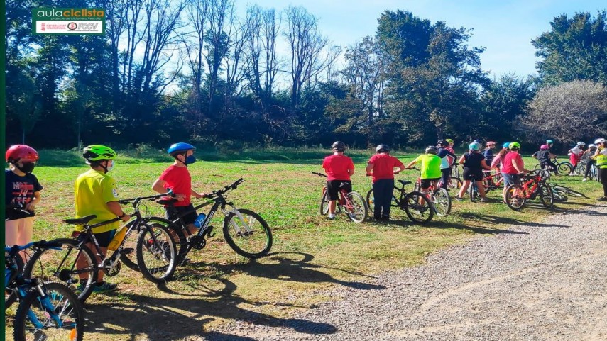 Aula-Ciclista-FCCV-visita-el-CEIP-Novenes-de-Calatrava