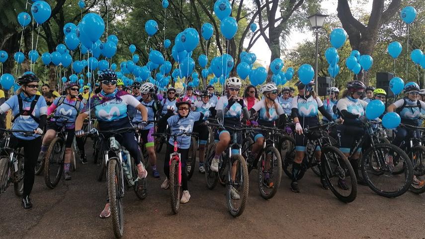 El-movimiento-Women-In-Bike-tine-de-azul-las-calles-de-Sevilla-