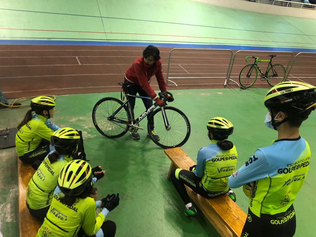 La escuela de Golpe de Pedal acudió a las sesiones de pista de la FMC