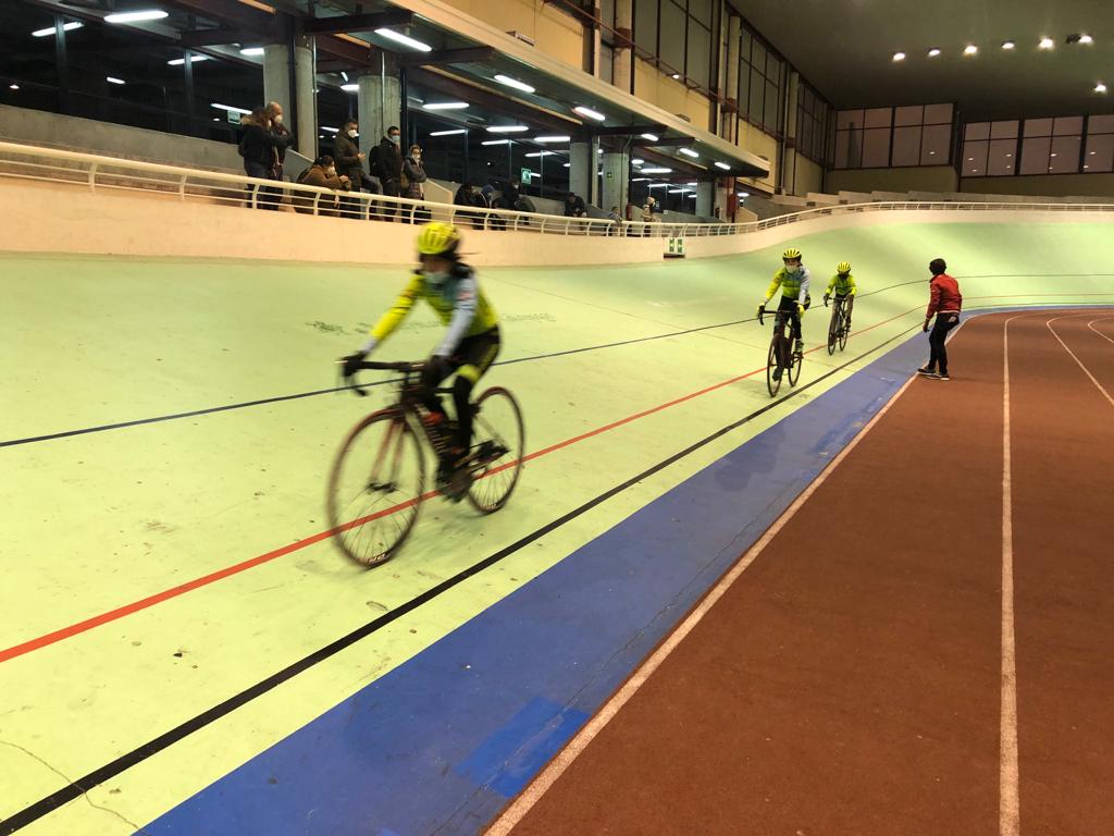 La escuela de Golpe de Pedal acudió a las sesiones de pista de la FMC