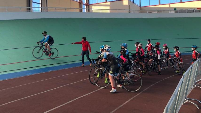 Las-Escuelas-de-la-Fundacion-Contador-Tr3ce-Bike-y-Bikes-Ciem-pasaron-por-el-velodromo-de-Galapagar