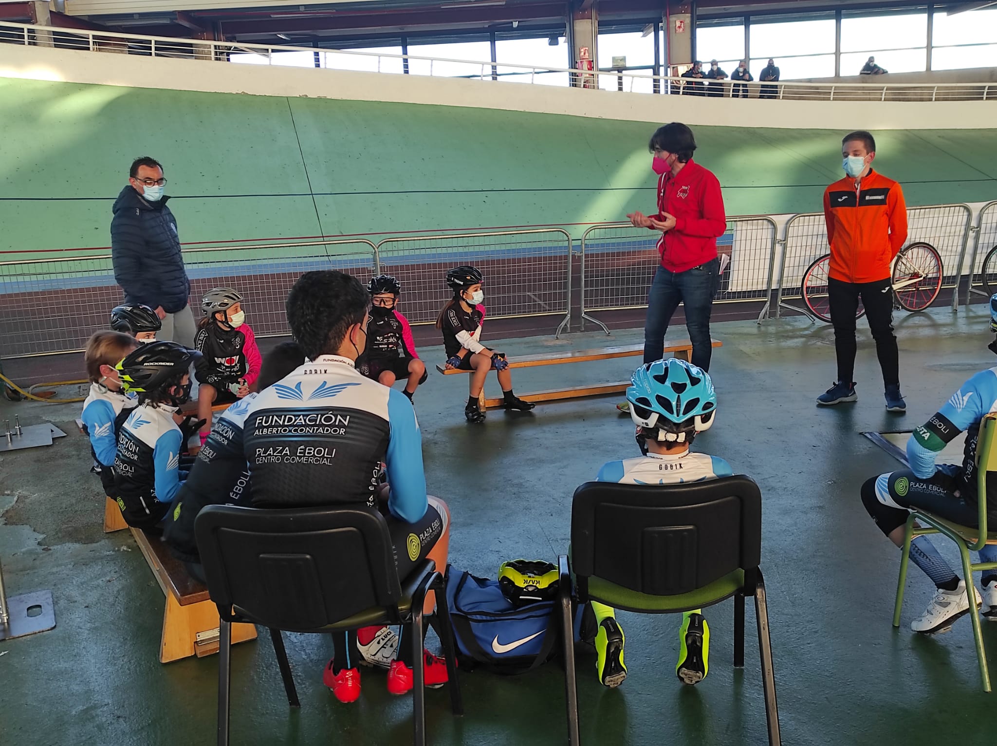 Las Escuelas de la Fundación Contador, Tr3ce Bike y Bikes Ciem pasaron por el velódromo de Galapagar
