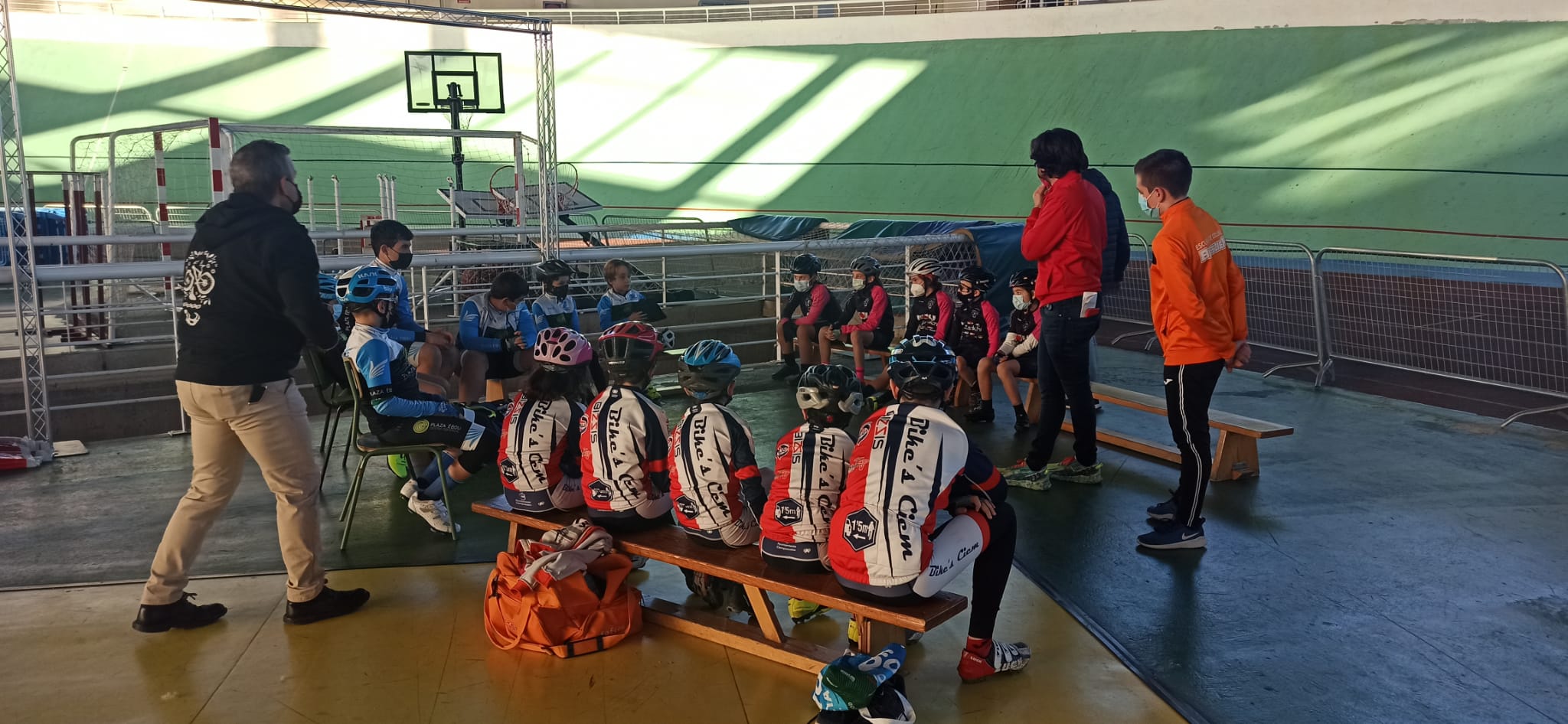 Las Escuelas de la Fundación Contador, Tr3ce Bike y Bikes Ciem pasaron por el velódromo de Galapagar