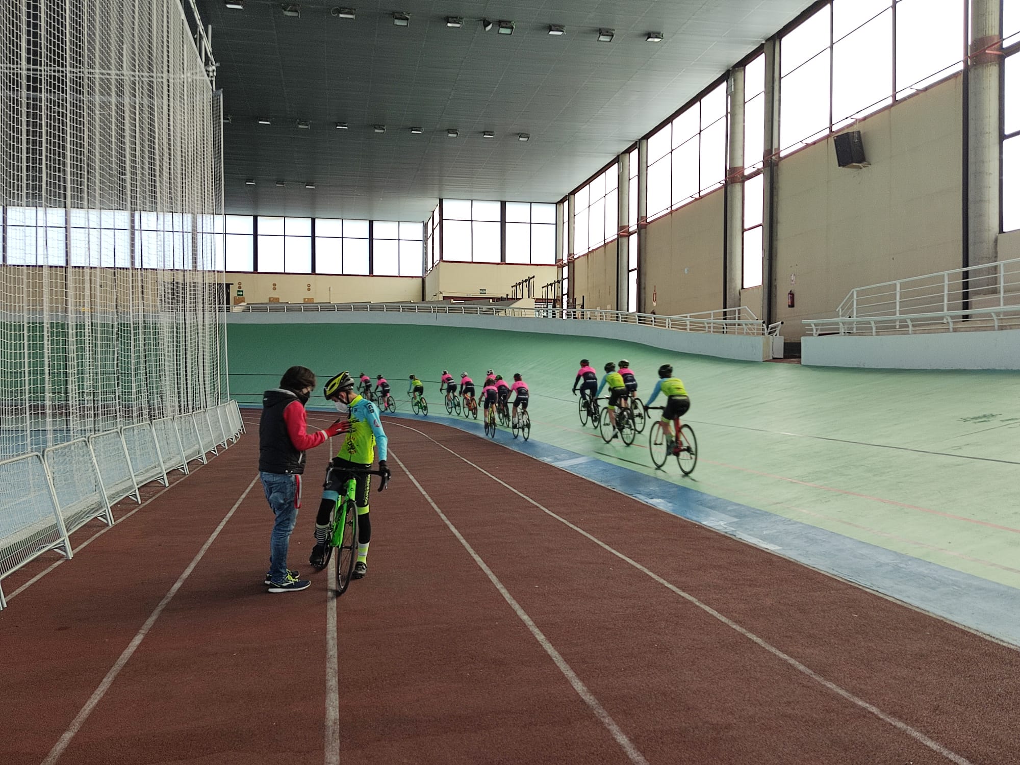 Golpe de Pedal y Entrenamiento Ciclismo-CentrePoint-CC Nieves repitieron sesión preparatoria de pista