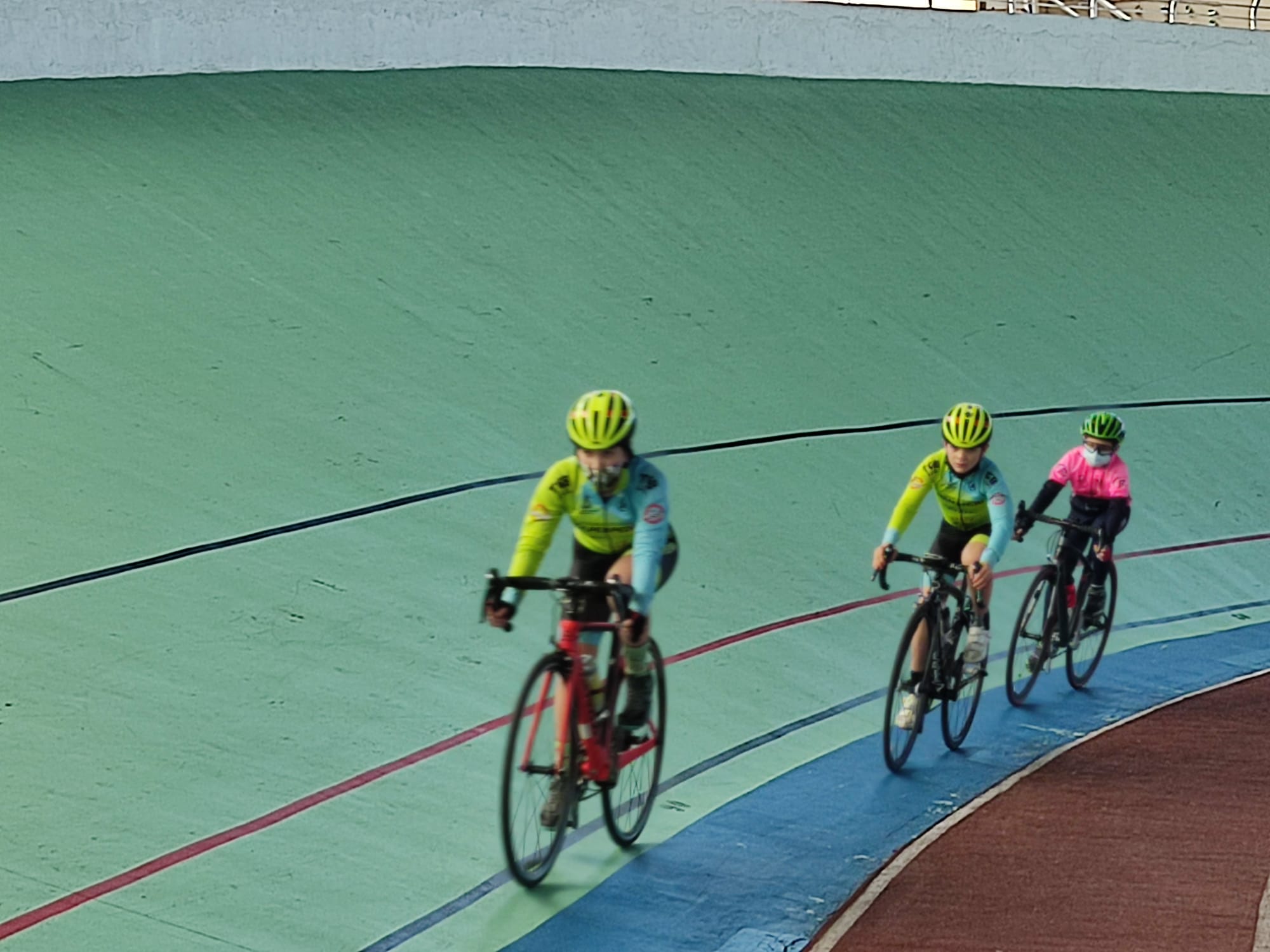 Golpe de Pedal y Entrenamiento Ciclismo-CentrePoint-CC Nieves repitieron sesión preparatoria de pista