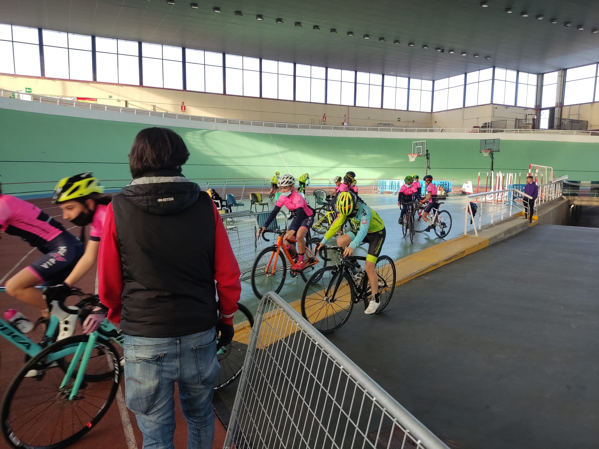 Golpe de Pedal y Entrenamiento Ciclismo-CentrePoint-CC Nieves repitieron sesión preparatoria de pista