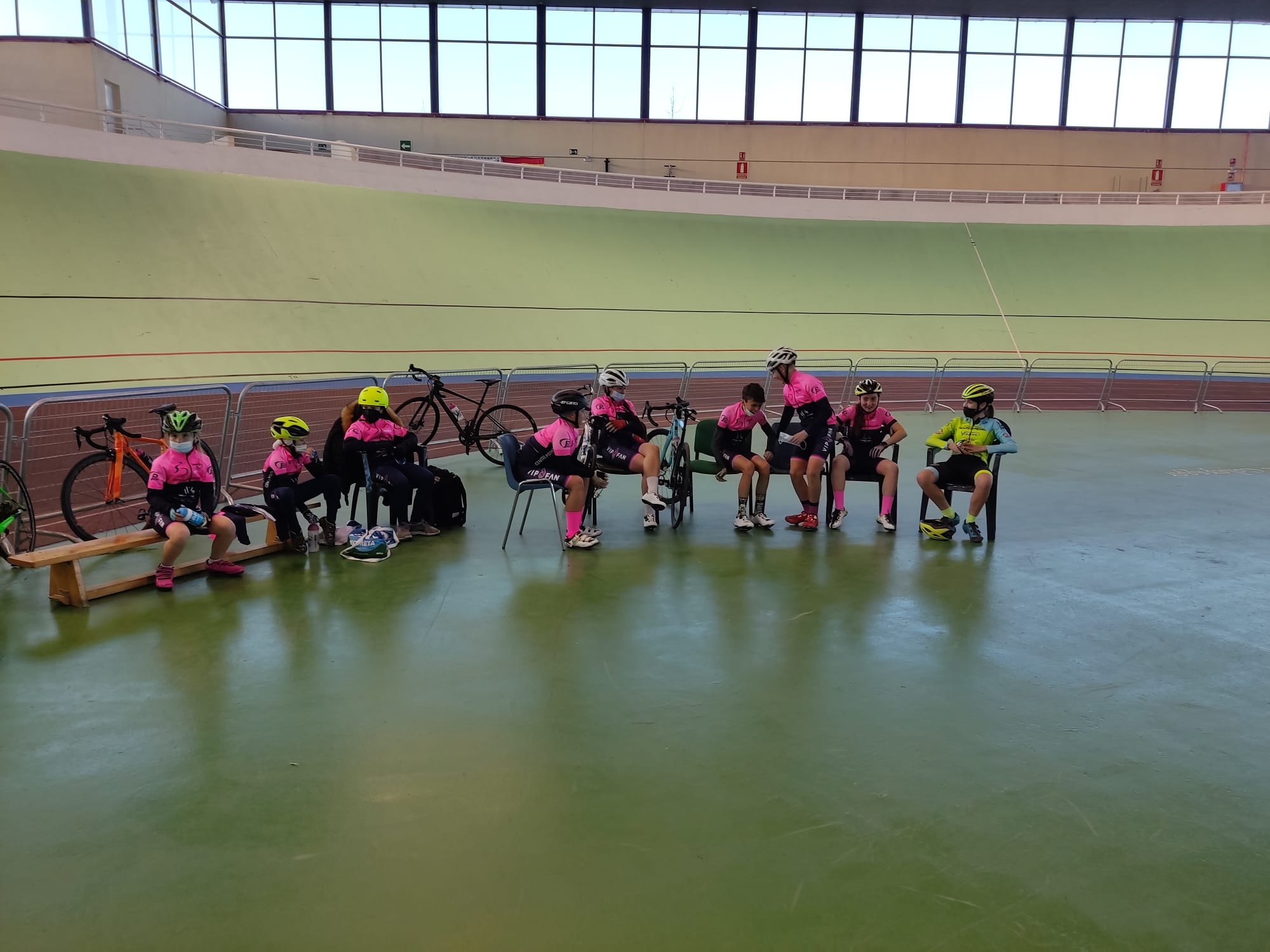 Golpe de Pedal y Entrenamiento Ciclismo-CentrePoint-CC Nieves repitieron sesión preparatoria de pista
