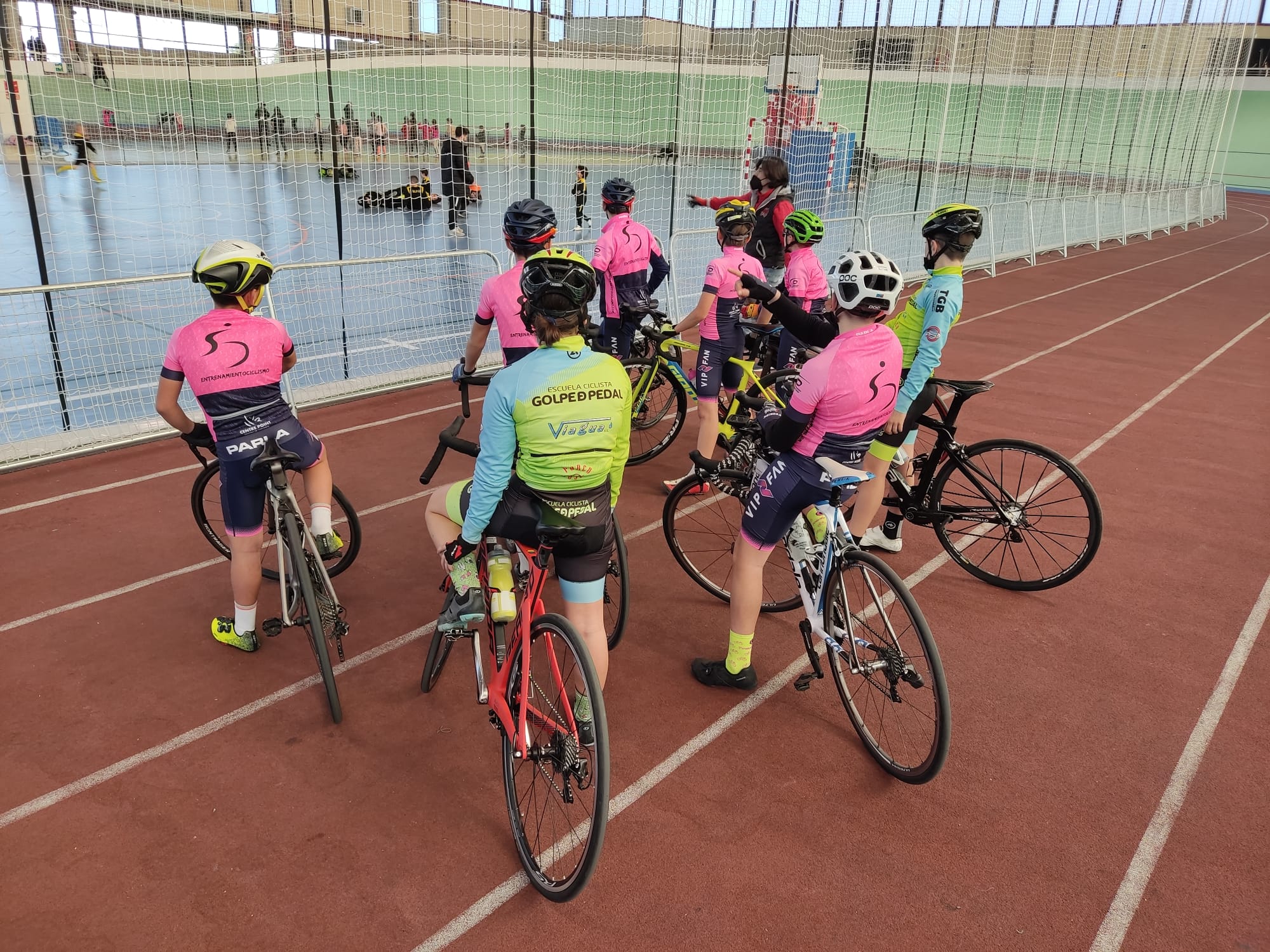 Golpe de Pedal y Entrenamiento Ciclismo-CentrePoint-CC Nieves repitieron sesión preparatoria de pista