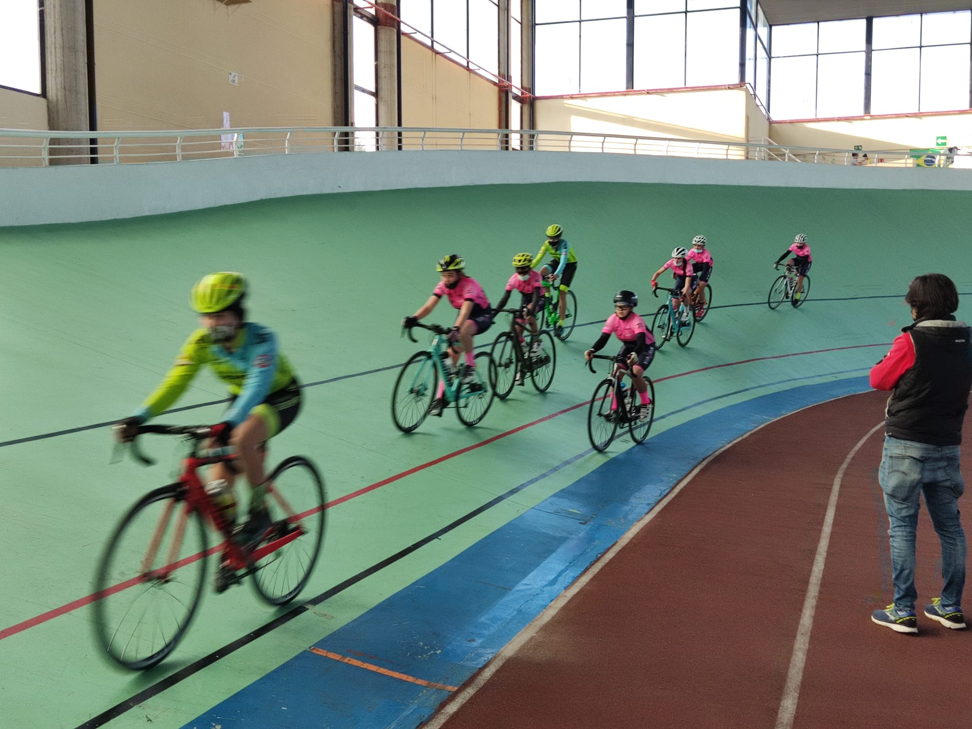 Golpe de Pedal y Entrenamiento Ciclismo-CentrePoint-CC Nieves repitieron sesión preparatoria de pista
