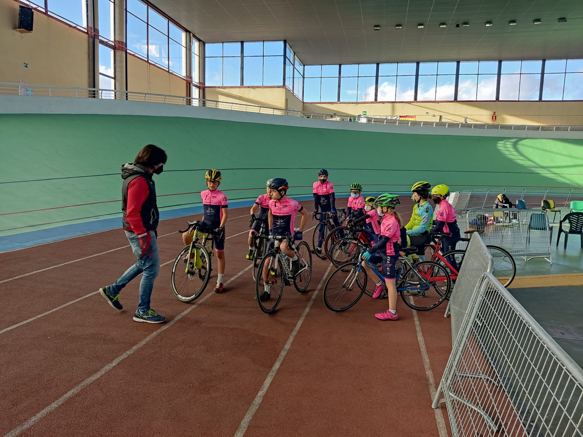 Golpe de Pedal y Entrenamiento Ciclismo-CentrePoint-CC Nieves repitieron sesión preparatoria de pista
