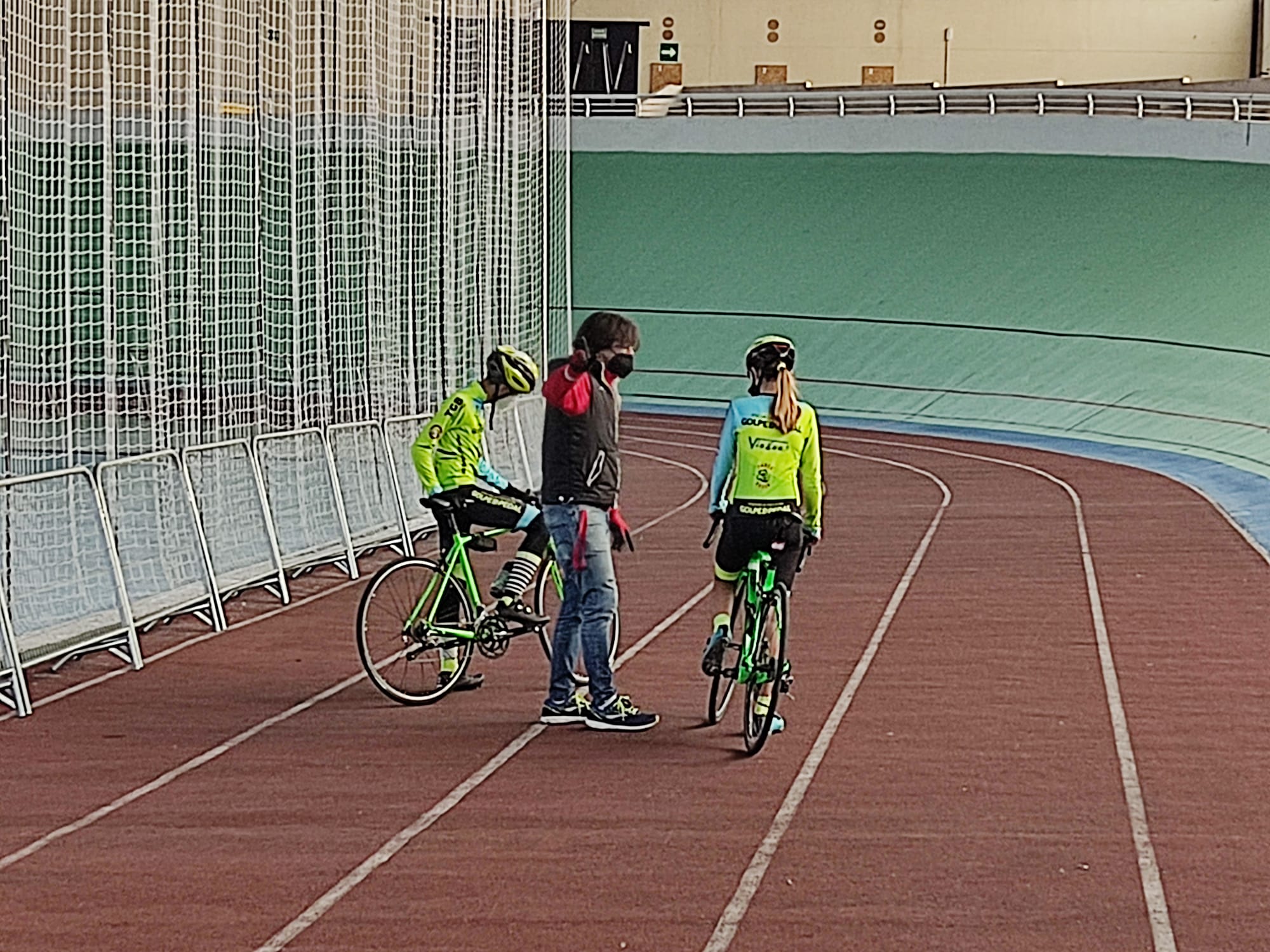Golpe de Pedal y Entrenamiento Ciclismo-CentrePoint-CC Nieves repitieron sesión preparatoria de pista
