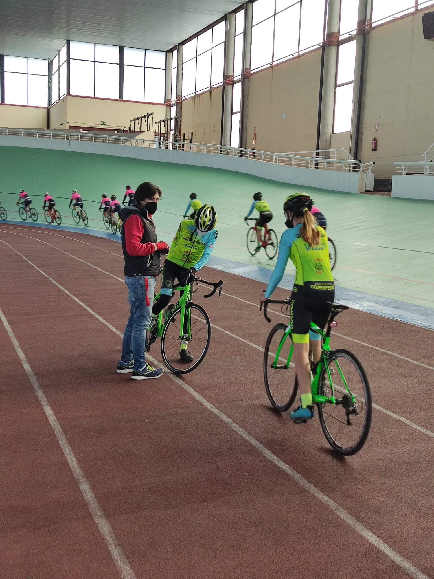 Golpe de Pedal y Entrenamiento Ciclismo-CentrePoint-CC Nieves repitieron sesión preparatoria de pista