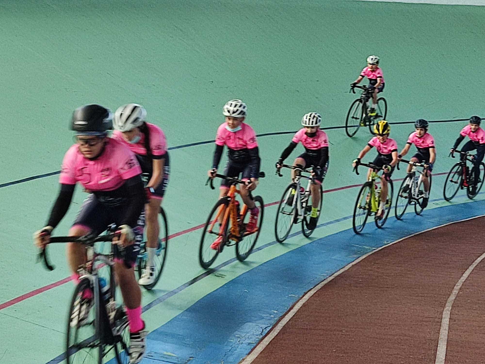 Golpe de Pedal y Entrenamiento Ciclismo-CentrePoint-CC Nieves repitieron sesión preparatoria de pista