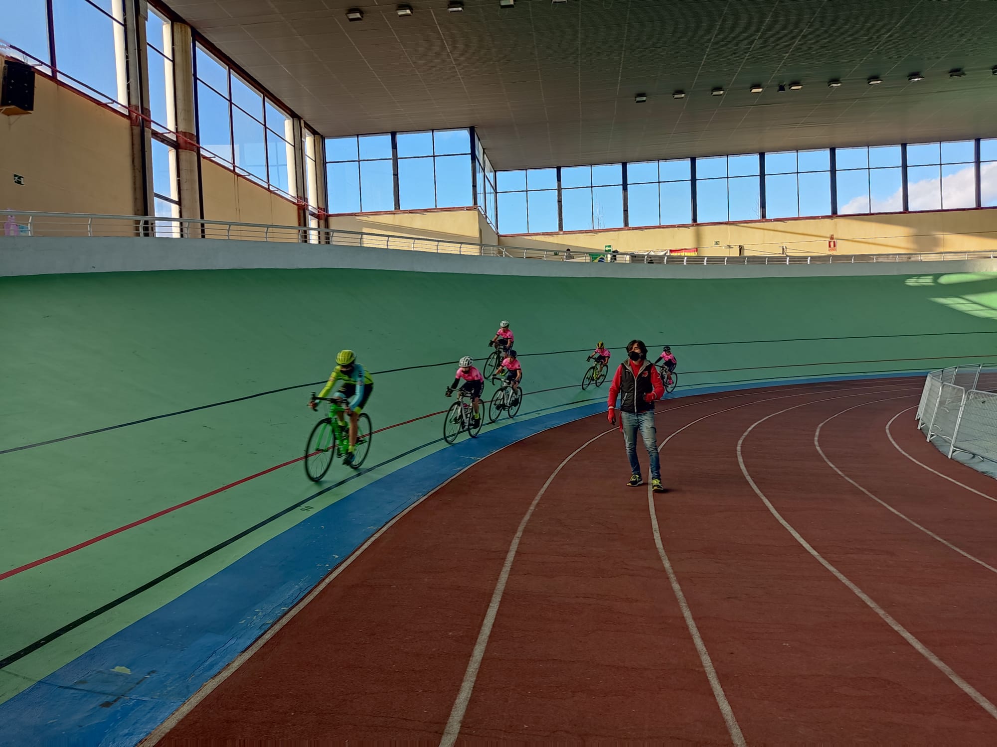 Golpe de Pedal y Entrenamiento Ciclismo-CentrePoint-CC Nieves repitieron sesión preparatoria de pista